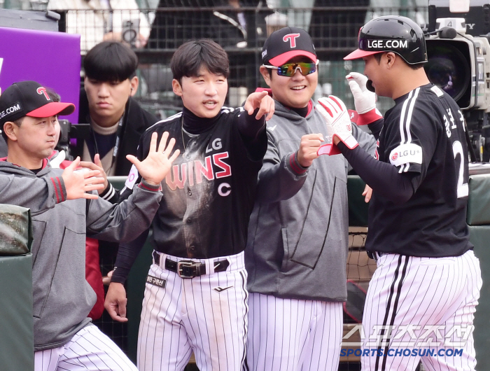 '6회 7득점 빅이닝' LG 8대2 첫승 신고. 롯데 3실책 자멸. 152㎞ 김영우 오늘도 마무리[부산 리뷰]