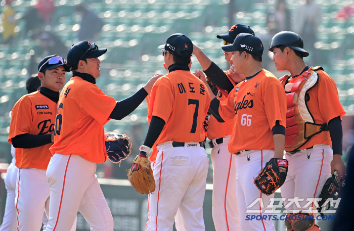 "시범경기지만…" 14억 외인 호투→'50억 FA' 침묵 끝! 한화, 투…