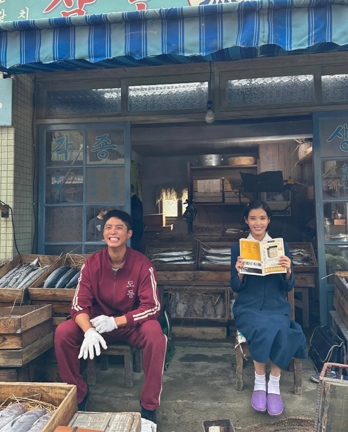 [SCin스타] 애순♥관식 어디가고..아이유, 박보검과 '폭싹' 촬영장서…