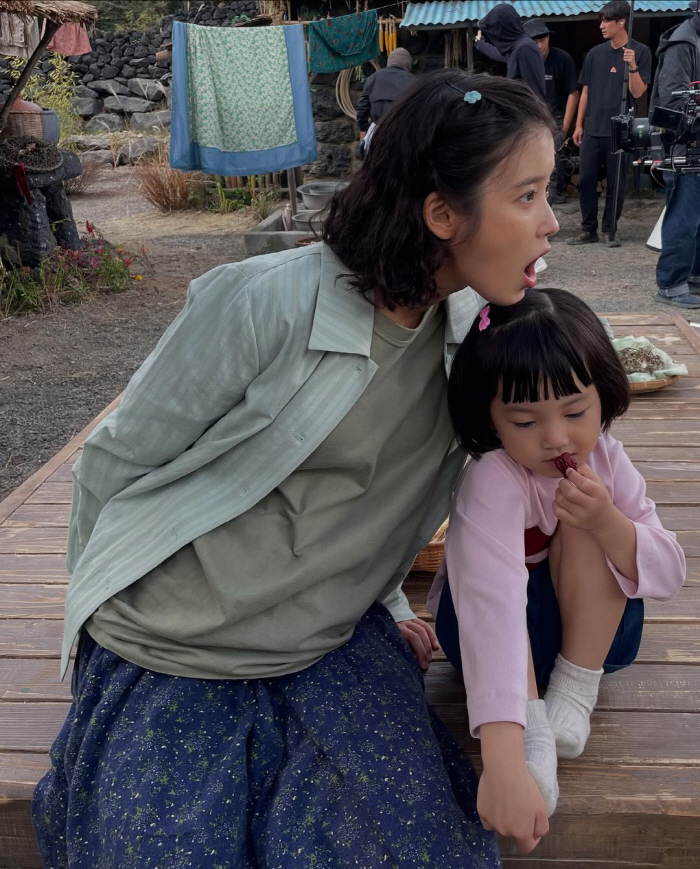 [SCin스타] 애순♥관식 어디가고..아이유, 박보검과 '폭싹' 촬영장서…