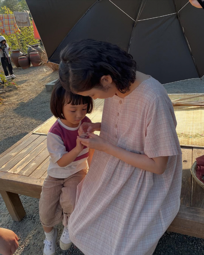 [SCin스타] 애순♥관식 어디가고..아이유, 박보검과 '폭싹' 촬영장서…