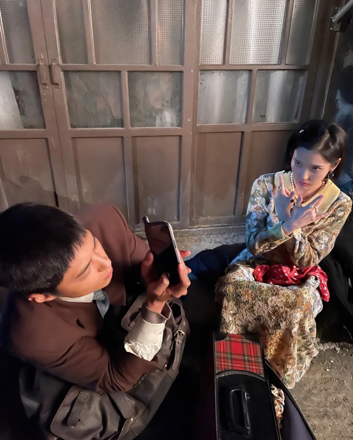 [SCin스타] 애순♥관식 어디가고..아이유, 박보검과 '폭싹' 촬영장서…