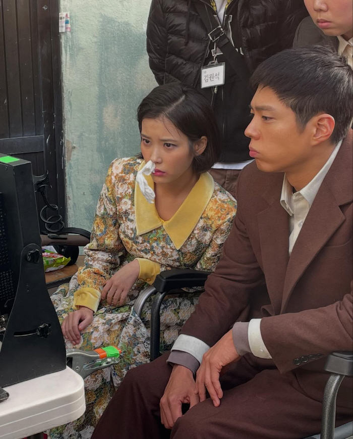[SCin스타] 애순♥관식 어디가고..아이유, 박보검과 '폭싹' 촬영장서…