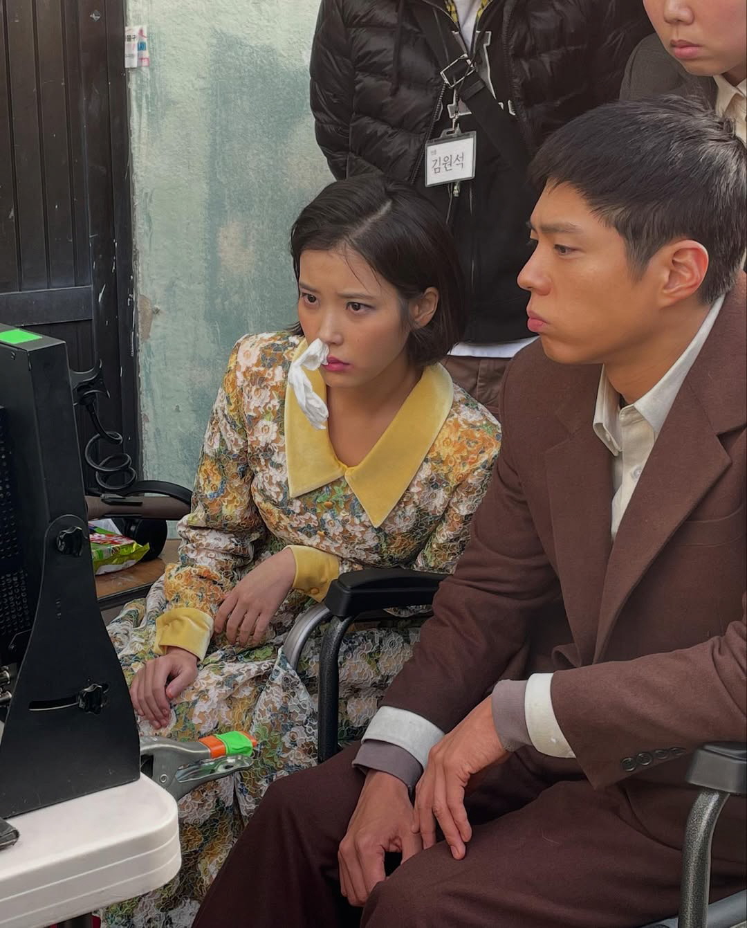[SCin스타] 애순♥관식 어디가고..아이유, 박보검과 '폭싹' 촬영장서…