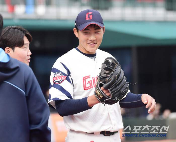 1라운드 4순위인데 최고구속이 141㎞밖에... 그런데 좋은데? LG전 2이닝 1안타 1볼넷 1K 1실점(비자책) 데뷔전 미소[부산 현장]