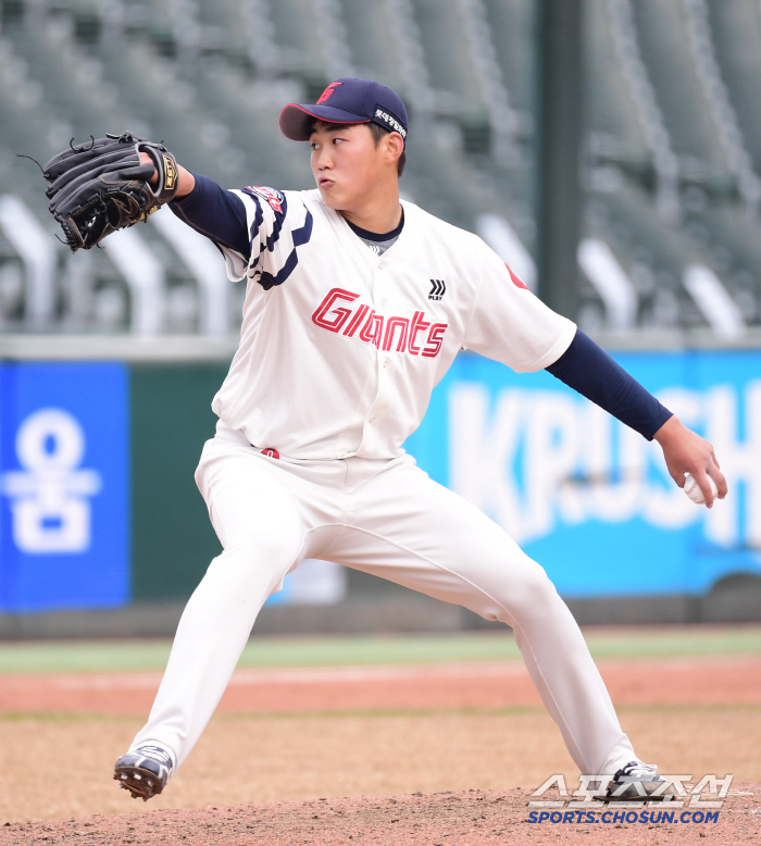1라운드 4순위인데 최고구속이 141㎞밖에... 그런데 좋은데? LG전 …