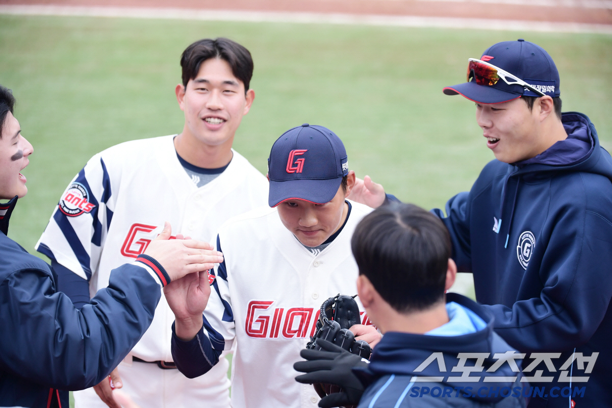 1라운드 4순위인데 최고구속이 141㎞밖에... 그런데 좋은데? LG전 …