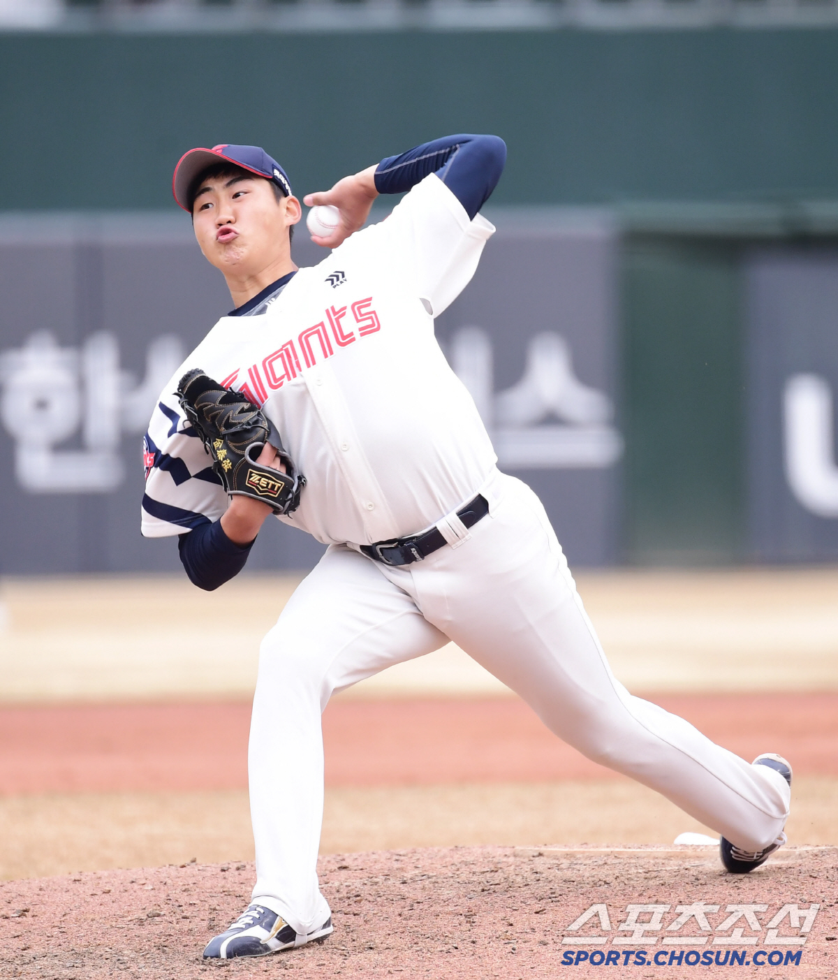 1라운드 4순위인데 최고구속이 141㎞밖에... 그런데 좋은데? LG전 …