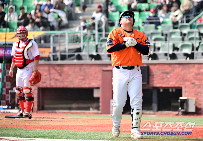 '가슴 철렁' 액땜 제대로한 안치홍, 놀란 가슴 쓸어내린 한화 이글스 […