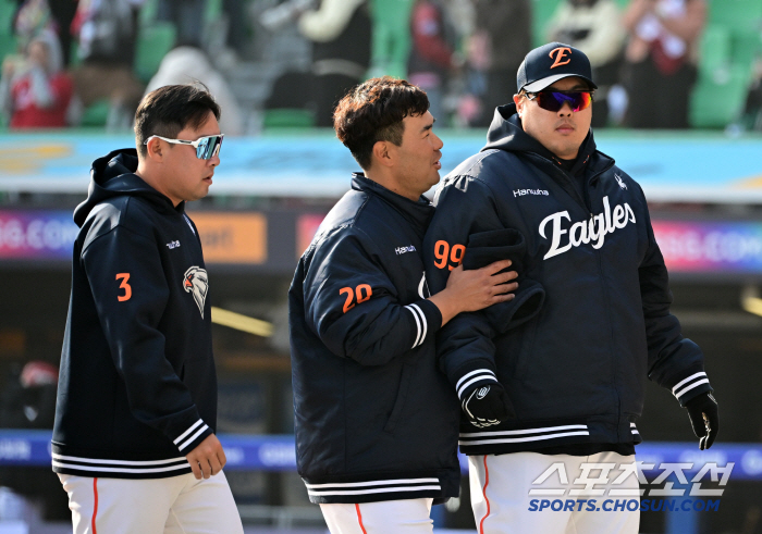 '가슴 철렁' 액땜 제대로한 안치홍, 놀란 가슴 쓸어내린 한화 이글스 […