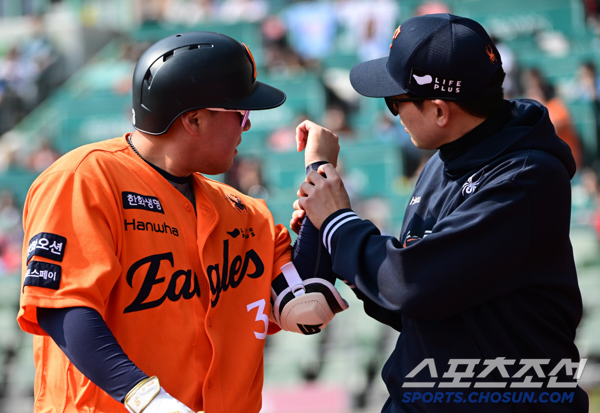 '가슴 철렁' 액땜 제대로한 안치홍, 놀란 가슴 쓸어내린 한화 이글스 […