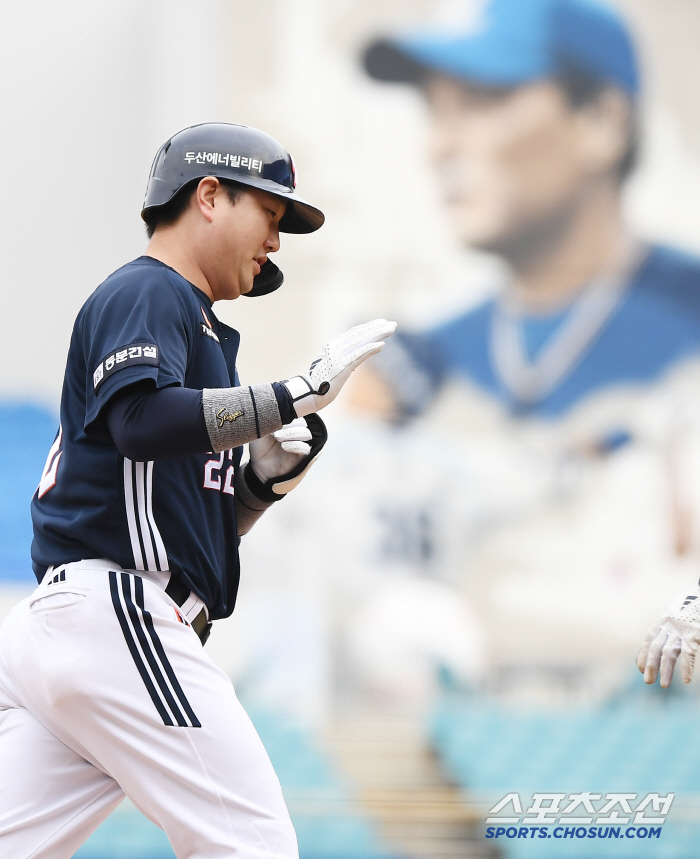 '헤드샷 맞았는데 홈런까지 쳤다’ 그런데 모두 무관심...백업 포수에게 …