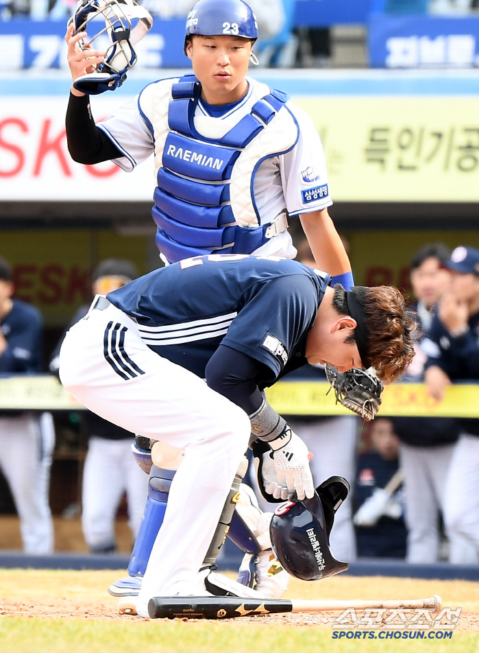 '헤드샷 맞았는데 홈런까지 쳤다’ 그런데 모두 무관심...백업 포수에게 …
