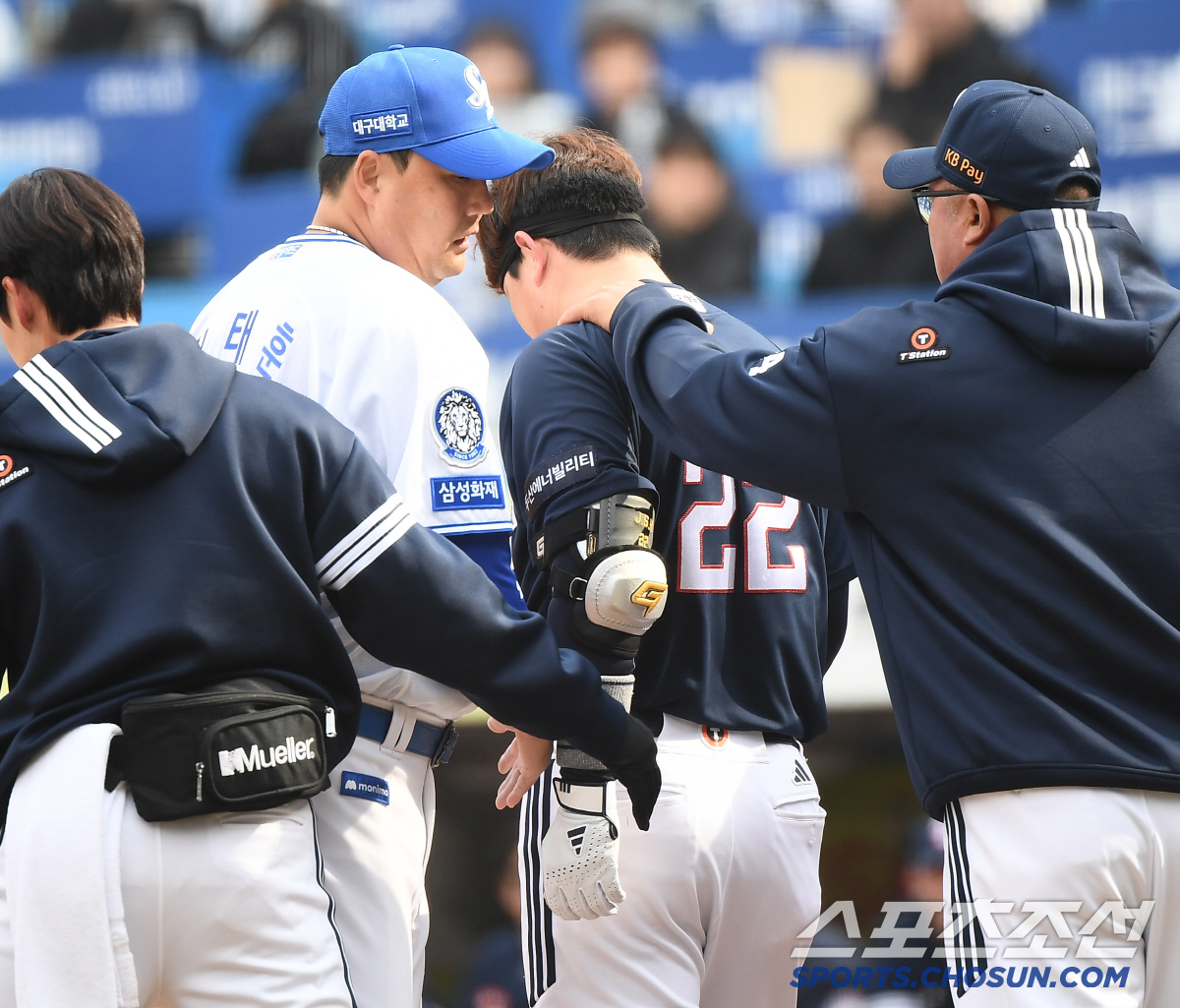 '헤드샷 맞았는데 홈런까지 쳤다’ 그런데 모두 무관심...백업 포수에게 …