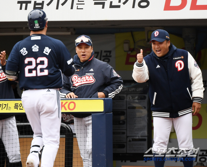 '헤드샷 맞았는데 홈런까지 쳤다’ 그런데 모두 무관심...백업 포수에게 …