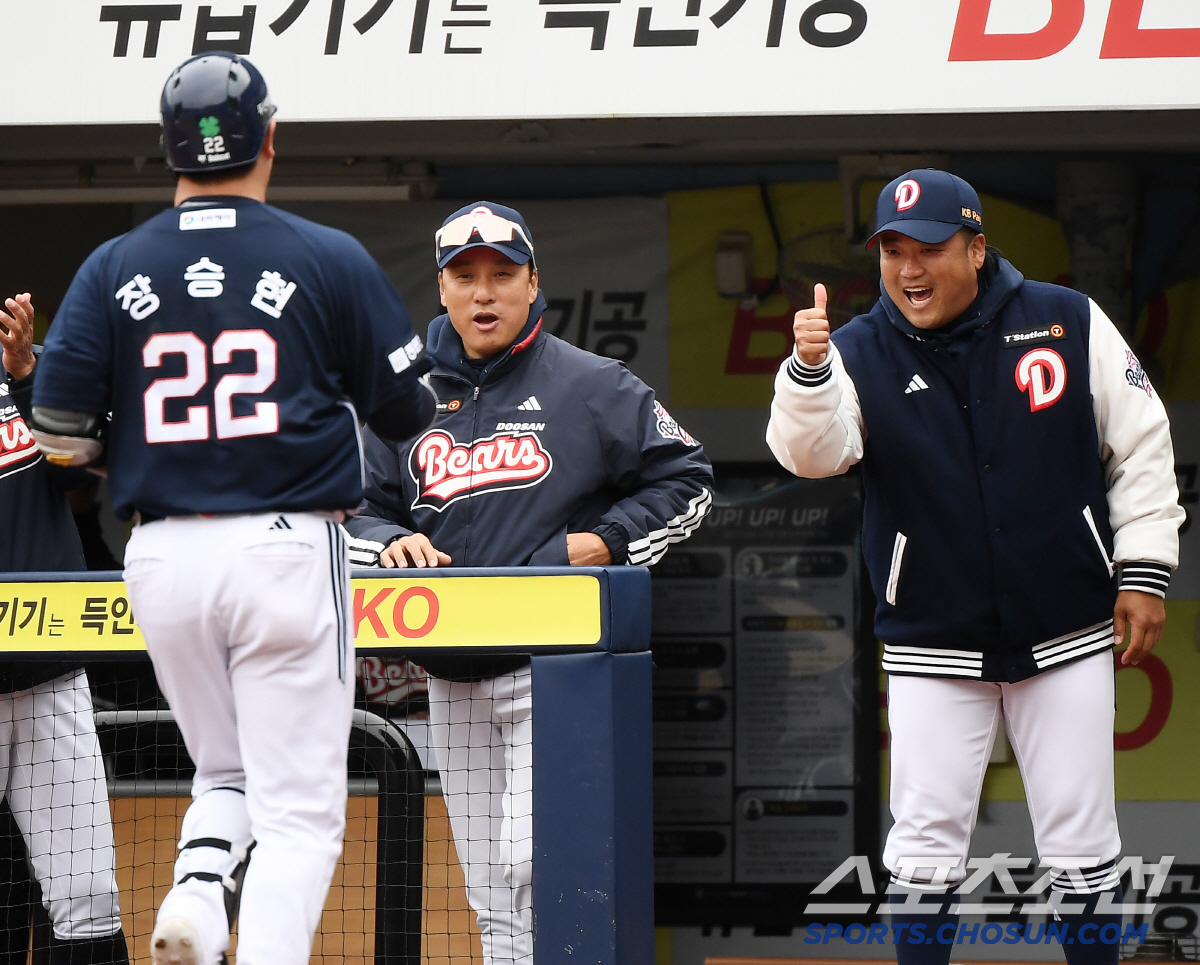 '헤드샷 맞았는데 홈런까지 쳤다’ 그런데 모두 무관심...백업 포수에게 …