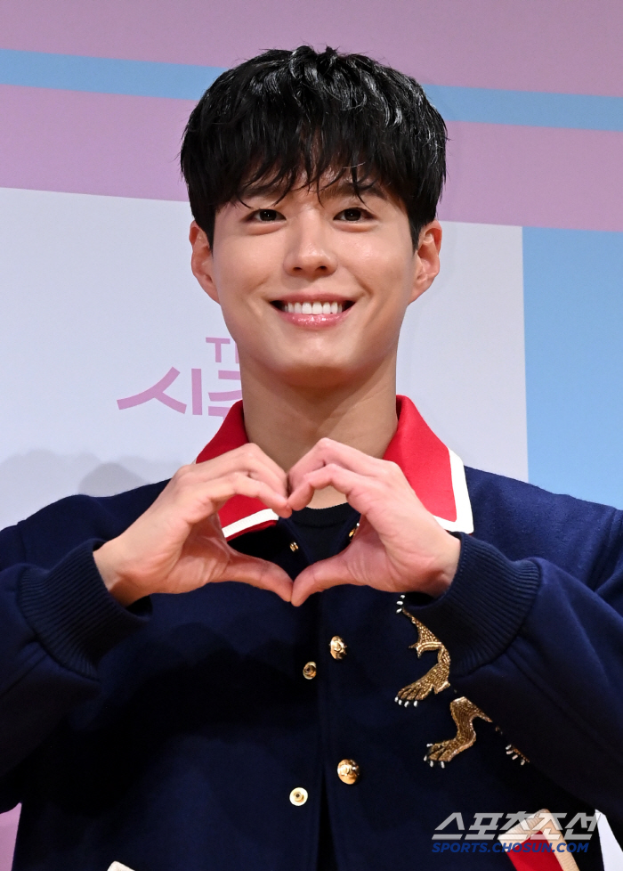 [포토] 박보검, 하트에 훈훈한 미소까지