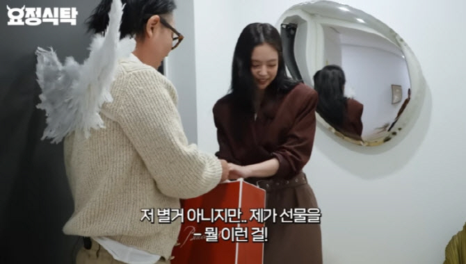 "하나에 100만원?" 정재형 집들이에 초호화 루비 유리잔 선물한 블핑 …