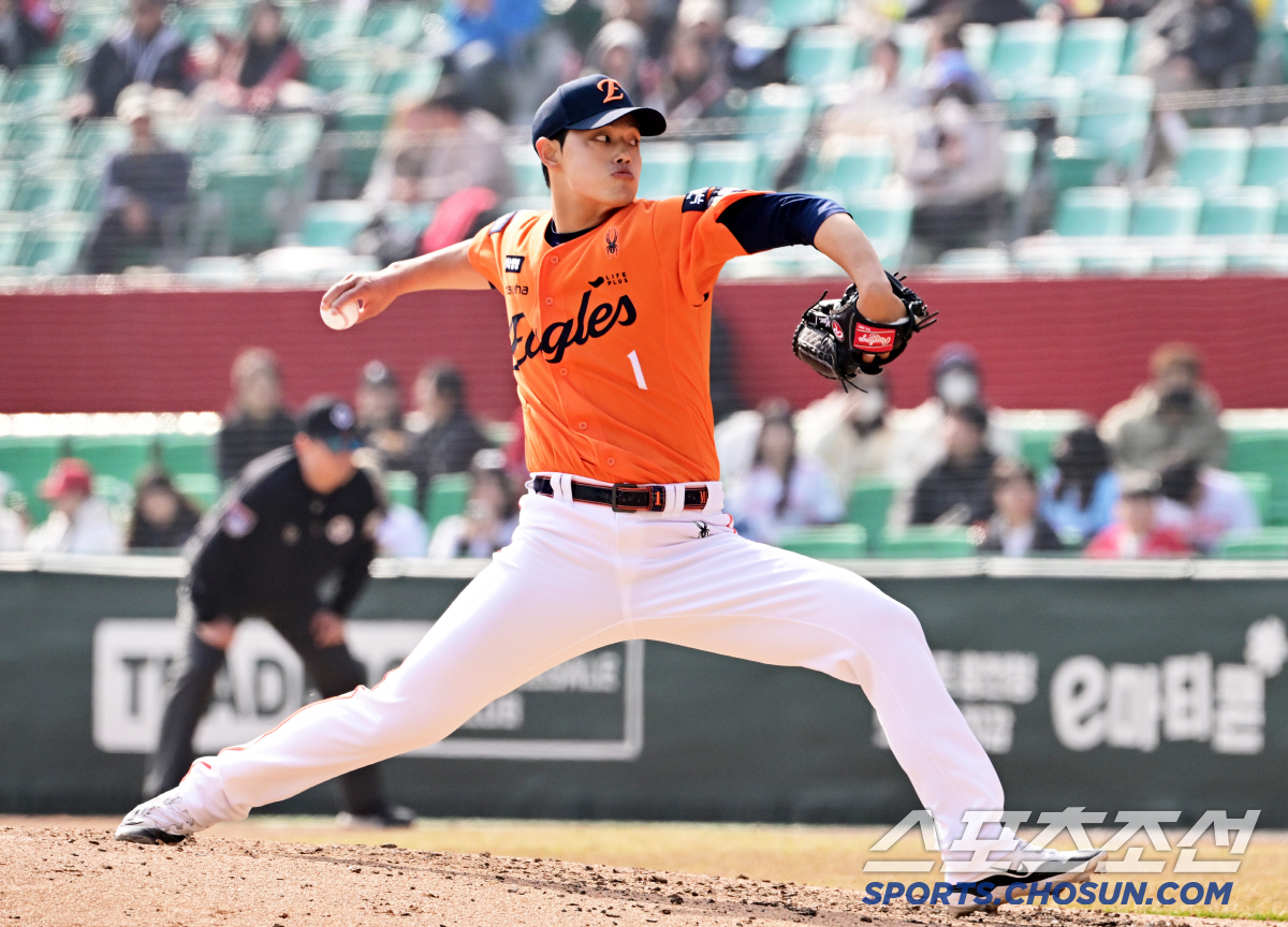 첫 등판부터 159㎞ 쾅, 실화? 상대 거포는 "오~" 인정…문동주 2K…