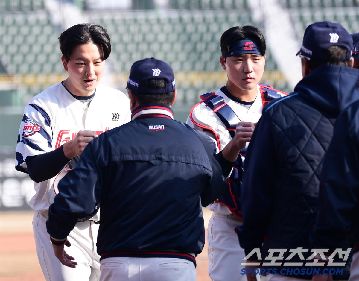 손호영 결승타-김원중 세이브. 3대2 승리 김태형 감독 "동점에서 김강현…
