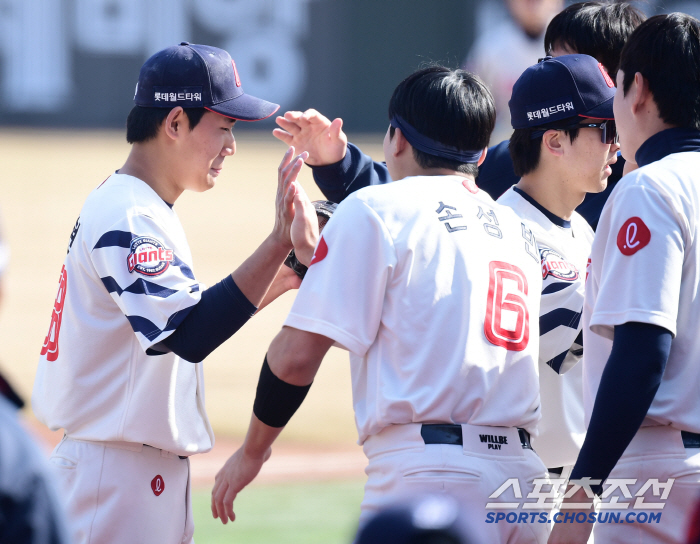 '롯데 2R 신인의 배짱투.' 1,3루 KS MVP에게 146km 한복판…