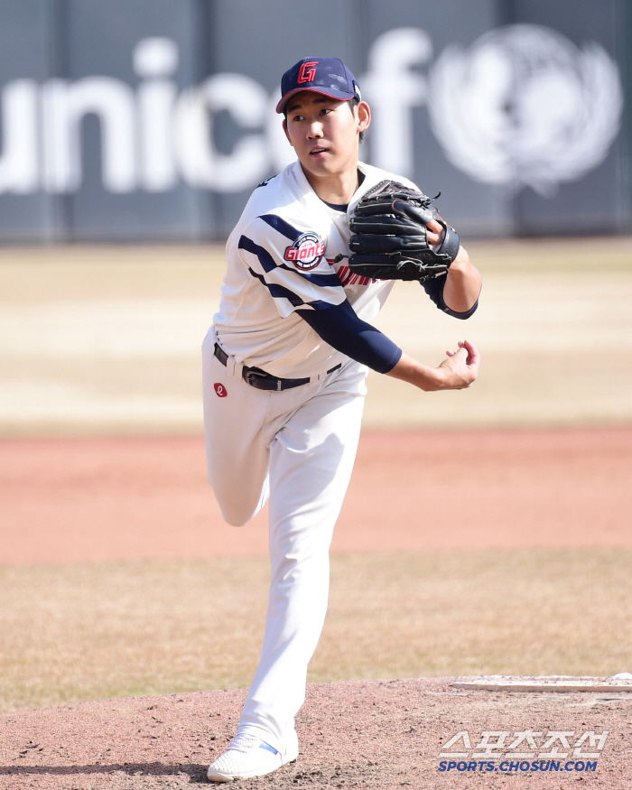 '롯데 2R 신인의 배짱투.' 1,3루 KS MVP에게 146km 한복판…