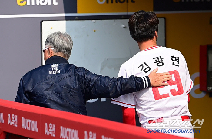 '정수리가 보일 정도로 깍듯하게' 김경문 감독 기습 방문한 김광현, 훈훈…