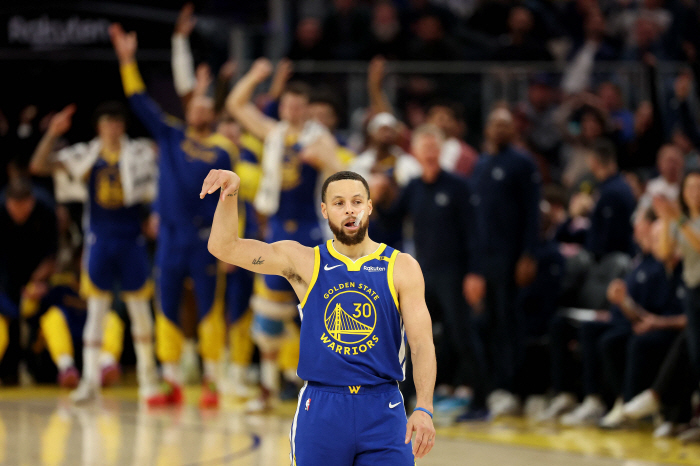 개인통산 2만5000득점 금자탑 스테판 커리. 40세, NBA 역대 톱 …