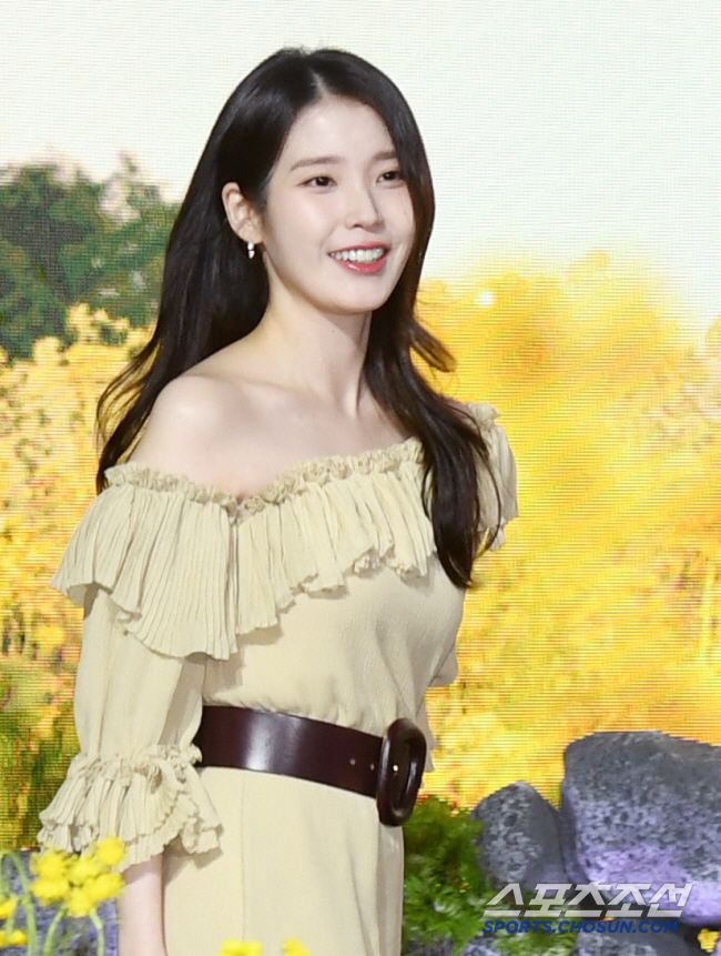 아이유, 남동생 사진 공개 "진짜 나랑 닮아, 정말 예뻤다"(살롱드립2)…