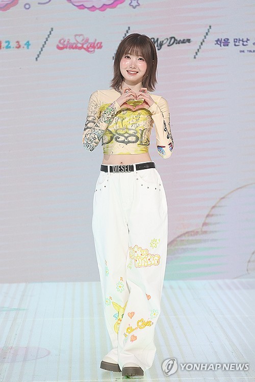 (서울=연합뉴스) 류효림 기자 = 그룹 세이마이네임의 히토미가 12일 서울 마포구 상암동 쇼킹케이팝센터에서 열린 두번째 앨범 '마이네임이즈'(My Name Is..) 발매 기념 쇼케이스에서 포즈를 취하고 있다. 2025.3.12 [재판매 및 DB 금지] ryousanta@yna.co.kr