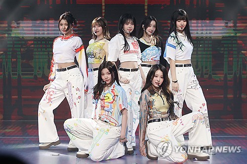 (서울=연합뉴스) 류효림 기자 = 그룹 세이마이네임이 12일 서울 마포구 상암동 쇼킹케이팝센터에서 열린 두번째 앨범 '마이네임이즈'(My Name Is..) 발매 기념 쇼케이스에서 타이틀곡 '샤랄라' 무대를 선보이고 있다. 2025.3.12 [재판매 및 DB 금지] ryousanta@yna.co.kr