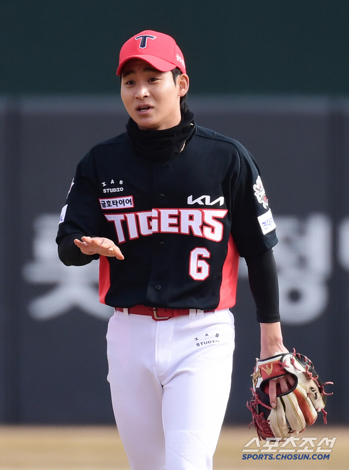 프로 타이틀 달기 부끄러운 실책, 1이닝 5볼넷...첫 승에도 "끝까지 …