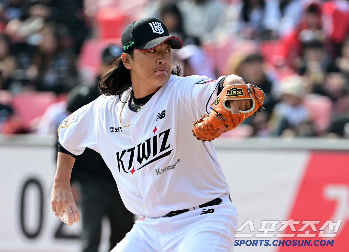 방출 투수를 '필승조' 만든 흑마법 → 안영명·이보근·유원상 살려낸 강철…