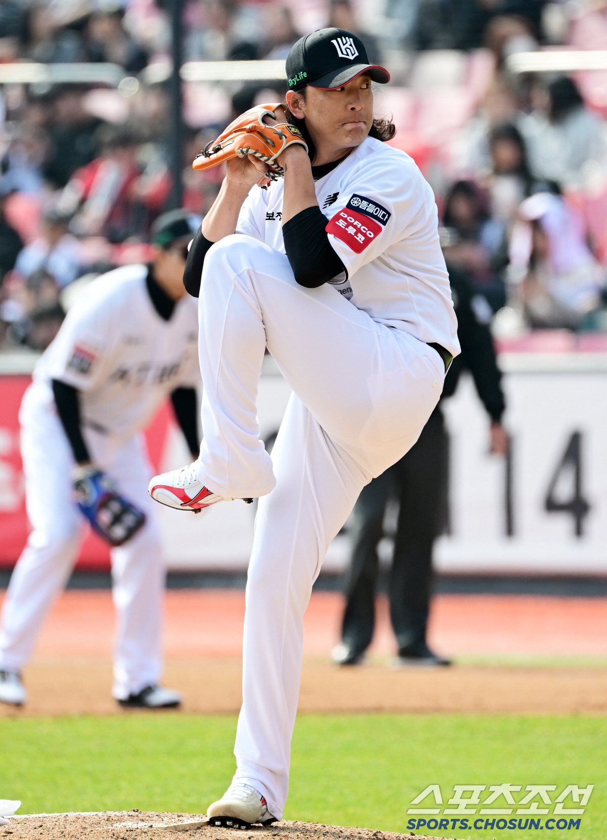 방출 투수를 '필승조' 만든 흑마법 → 안영명·이보근·유원상 살려낸 강철…