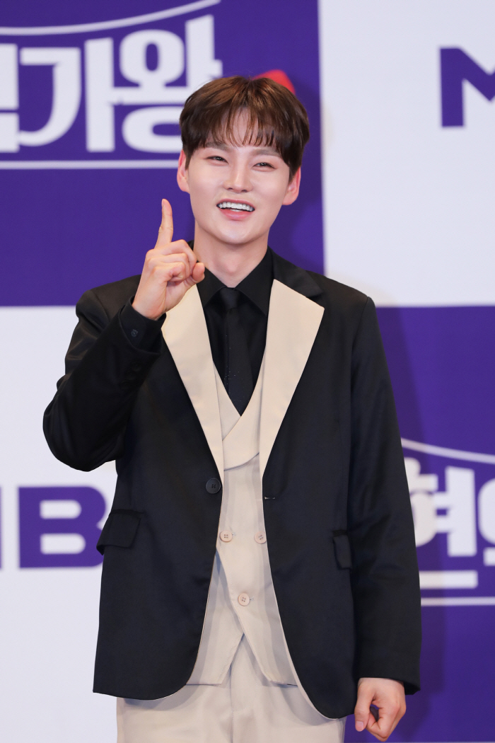 "국민 성원에 보답하고 싶어" 박서진, '현역가왕2' 상금 1억 전액 기…