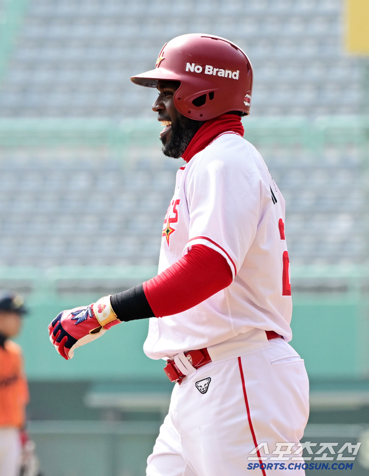 '주소 잘못 찾았어!' 기습 백허그 당한 한화 노시환, 아이처럼 해맑았던…