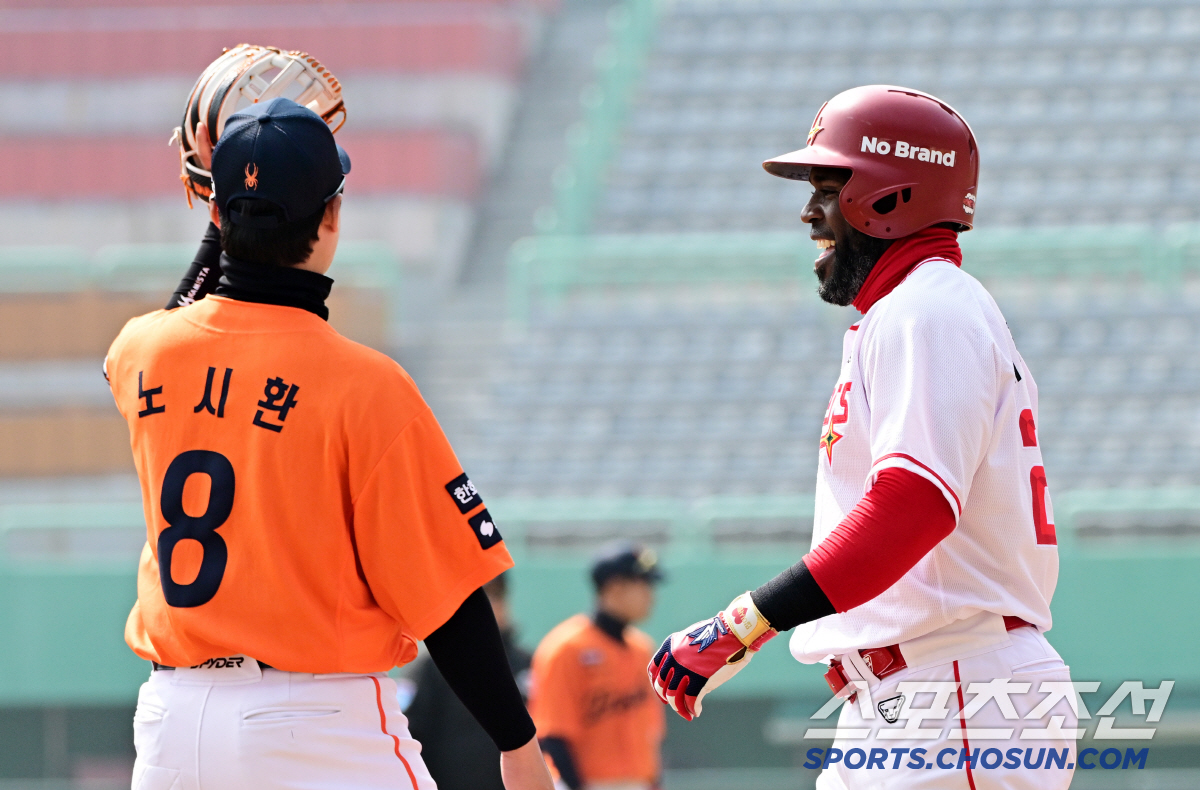 '주소 잘못 찾았어!' 기습 백허그 당한 한화 노시환, 아이처럼 해맑았던…