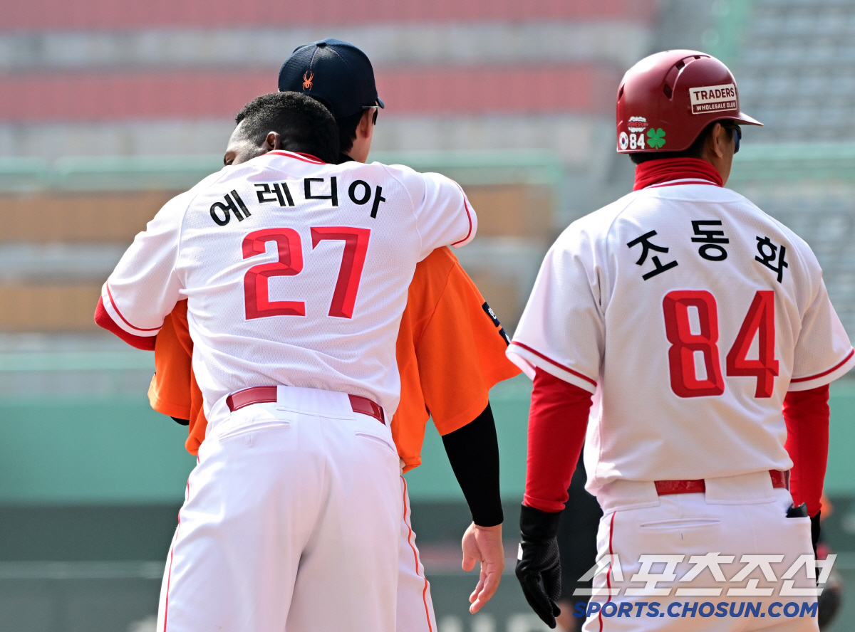 '주소 잘못 찾았어!' 기습 백허그 당한 한화 노시환, 아이처럼 해맑았던…