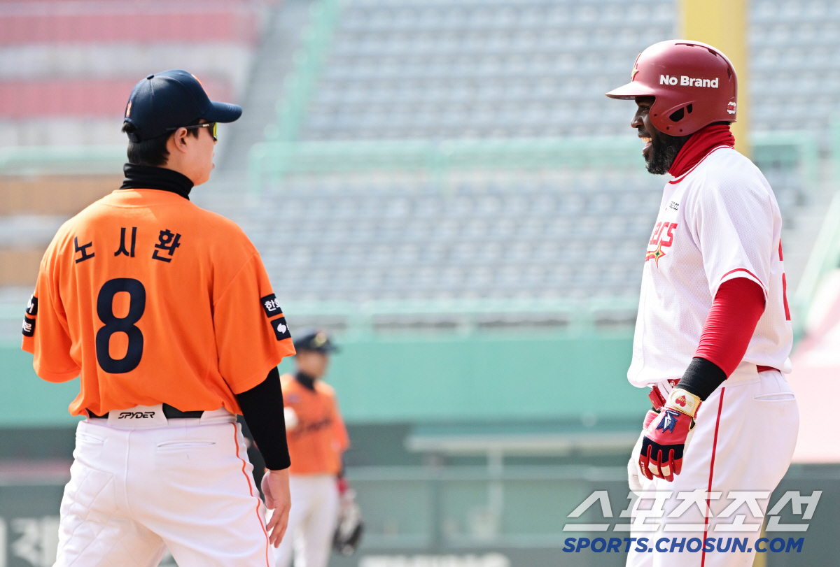 '주소 잘못 찾았어!' 기습 백허그 당한 한화 노시환, 아이처럼 해맑았던…