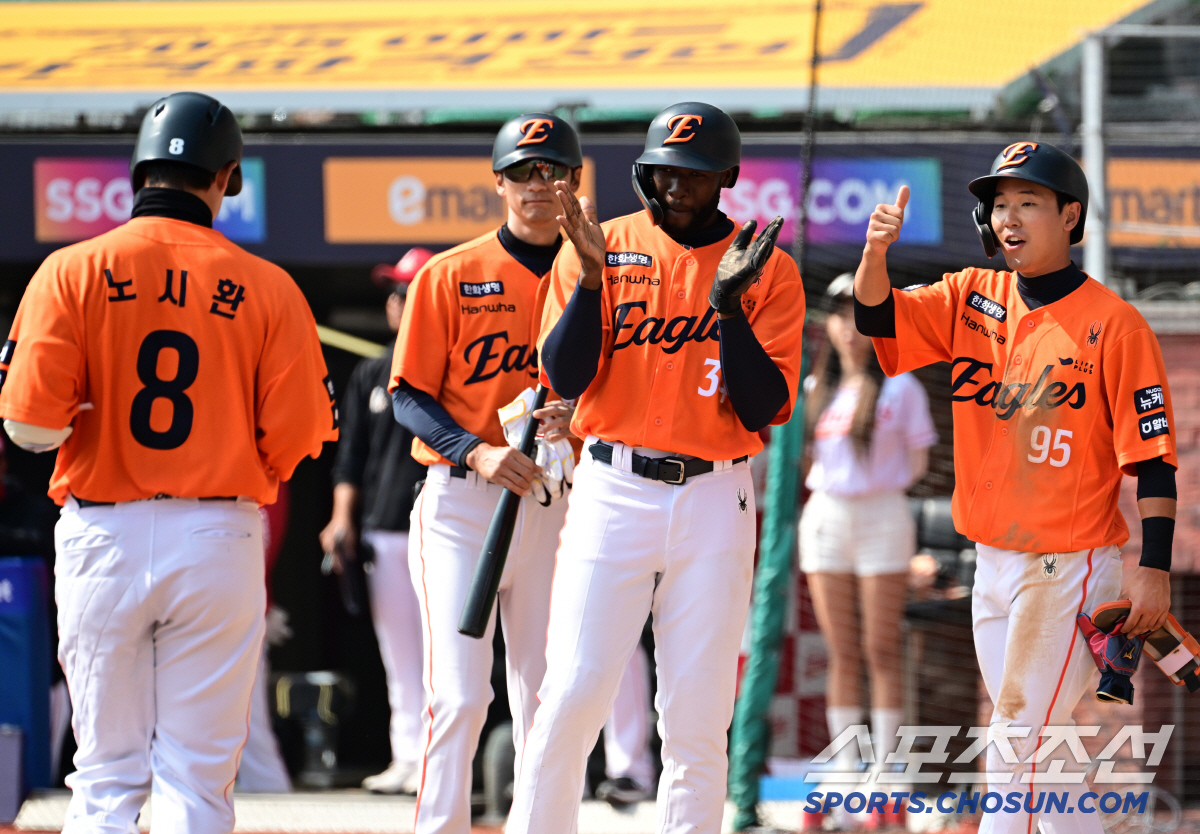 '주소 잘못 찾았어!' 기습 백허그 당한 한화 노시환, 아이처럼 해맑았던…