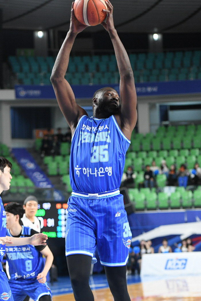 '테크니컬 파울'→'날카로운 신경전' 한국가스공사 니콜슨 31점 폭발, …