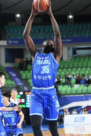 '테크니컬 파울'→'날카로운 신경전' 한국가스공사 니콜슨 31점 폭발, 정관장 88-76 잡고 '3연패 탈출'