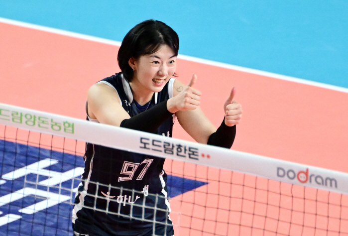 19세 신인 세터가 만든 승리→후반기 6연승 질주! 도로공사, 풀세트 혈투 끝에 GS칼텍스 잡았다 [김천리뷰]