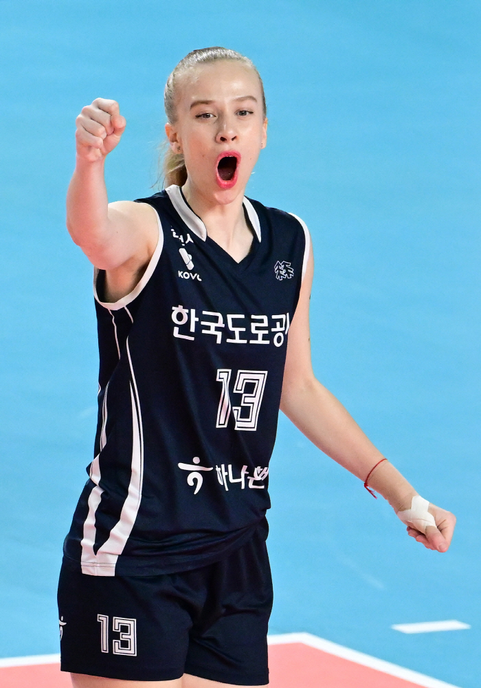 19세 신인 세터가 만든 승리→후반기 6연승 질주! 도로공사, 풀세트 혈…