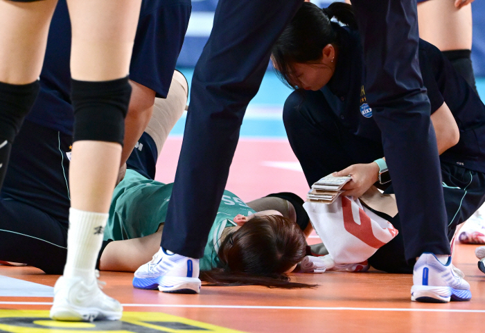 '악!' 무릎 감싸쥔 안혜진, 긴 부상+재활 이겨냈는데…또 쓰러졌다 '아…
