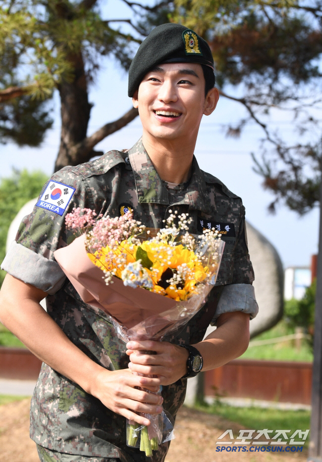 김수현 뽀뽀사진 더 있다..18세 김새론에 "보고싶어" 연애편지도 공개 …