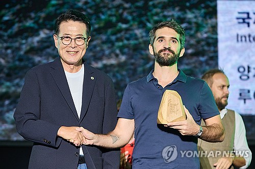 "세계적 산악영화제 공식 포스터, 시민이 직접 만들어주세요"