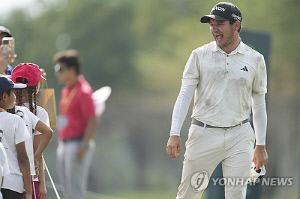 악몽의 TPC 소그래스 17번홀서 홀인원 하고 연못에 '풍덩'