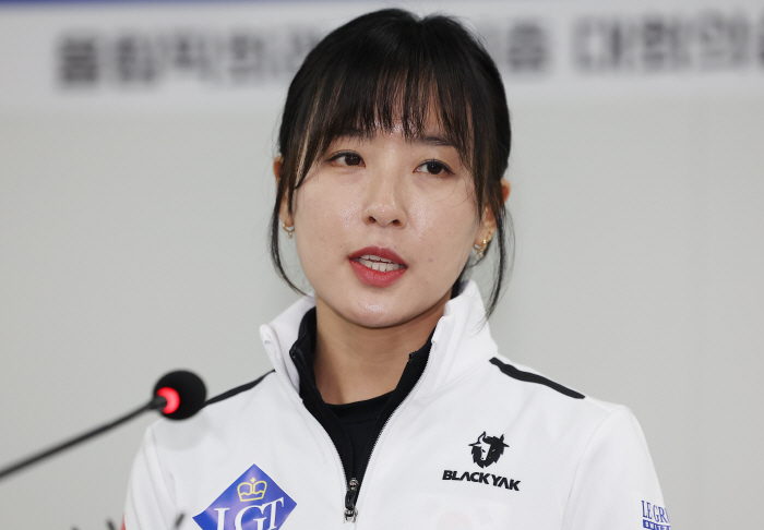 '亞 정상 우뚝!' 韓 여자 컬링 경기도청 "홈에서 열리는 세계선수권, …