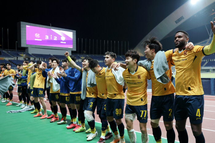 "'몰상식' 中 축구, '전원 탈락' 참교육" 광주, K리그의 기적→日 …